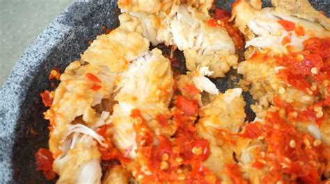 Ayam geprek cobeks khas mak fau terbuat dari ayam segar dan cabe rawit segar Resep Ayam Geprek Sambal Bawang Makan di Cobek ...
