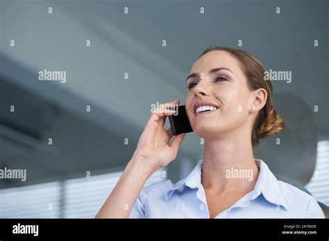 Llamar a un cliente. Una joven empresaria atractiva usando su teléfono