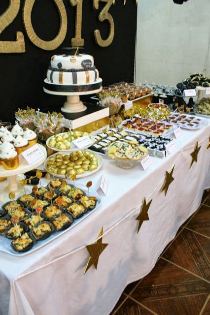 Graduation open houses don't have to be a lot of work, make it easy but fun and make sure you include your graduate's favorite foods! Ideas para fiesta de graduacion (18)