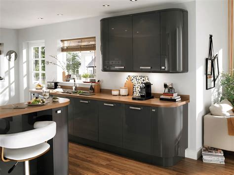 Idée d'îlot central avec rangements de cuisine aménagée moderne Cuisine couleur bois plan de travail gris - livraison ...