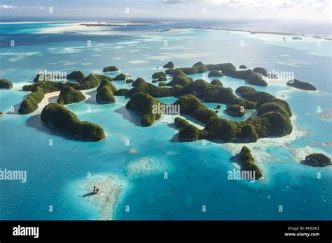 Vista Aérea De Los Arrecifes De Coral Atolones De Coral Y Las Islas