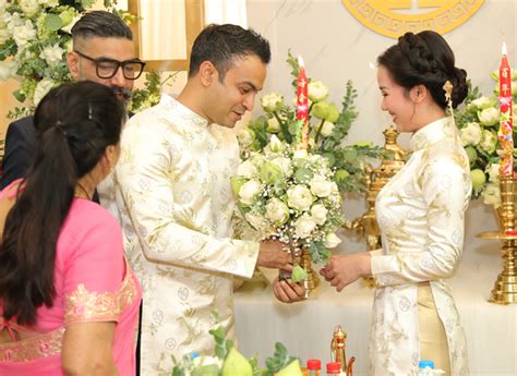 Trên trang cá nhân, giọng ca sinh năm 1990 tỏ rõ sự hạnh phúc khi lần đầu về nhà chồng sau thời gian 9 tháng kết hôn. Võ Hạ Trâm đeo kín vàng lên xe hoa với ông xã Ấn Độ - Tin ...