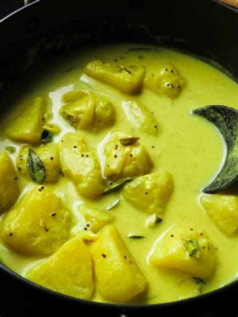 Sri Lankan Potato Curry Cooked In Coconut Milk In 2020 Cooking