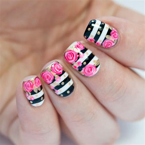 Diseño paso a paso para tus uñas decorada en negro y plata al estilo. 40 Increíbles diseños en blanco y negro para pintar tus uñas