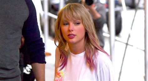 Taylor Swift Goes Pretty In Pink For Day Out In Nyc Taylor Swift Just Jared Jr