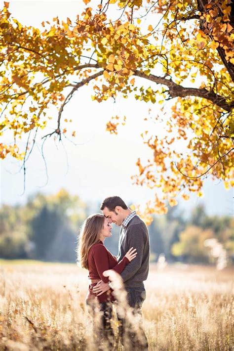 33 Fall Engagement Photos That Are Just The Cutest Outdoor Engagement Photos Engagement