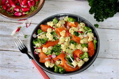 Salade estivale aux pâtes brocoli et truite fumée pour 1 pers