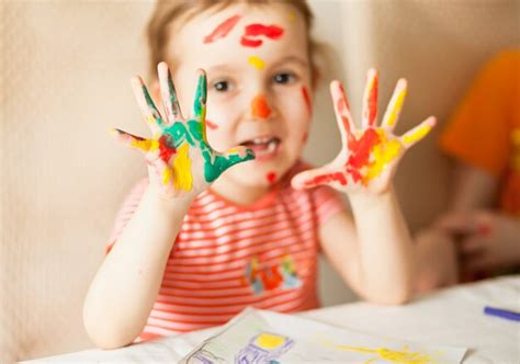 Garota Mostrando As Mãos Pintadas Mãos Pintadas Em Tintas Coloridas