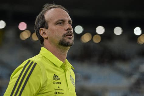 O técnico rogério ceni concedeu entrevista coletiva após a partida que foi muito além de futebol com o episódio de racismo sofrido por gérson: Saiba quem comandará o Flamengo até a chegada do ...