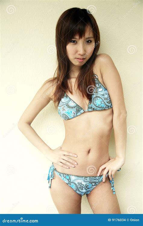 Leuk Aziatisch Meisje In Een Bikini Stock Foto Image Of Chinees