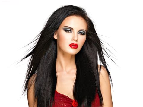 Portret Pięknej Kobiety Z Czarnymi Prostymi Włosami I Czerwonymi Ustami