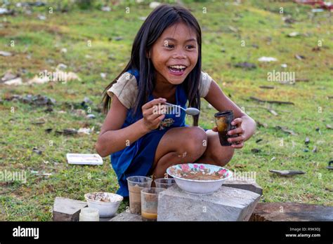 Thakhek Laos April Lokale Kind Spielen Eine Mahlzeit Mit Schlamm Aus Einem Fluss In