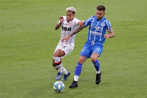 Cabezazo elevado de colombo (estudiantes) que no encuentra los tres palos. Godoy Cruz sumó una nueva victoria al derrotar a ...