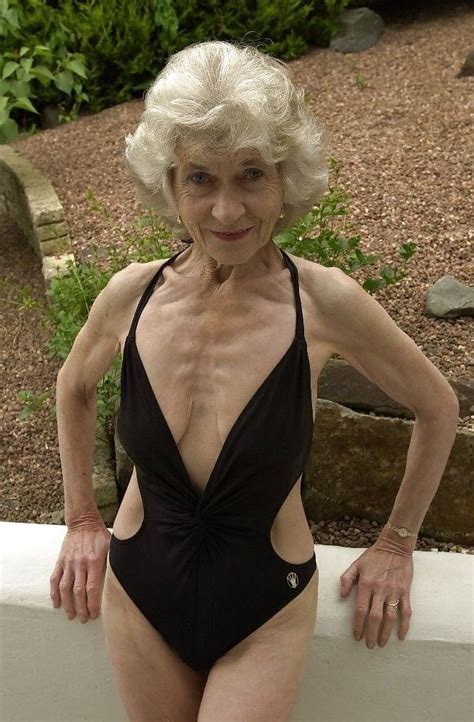 Empfehlung Der Kellner Schinken Granny In Micro Bikini Scherz