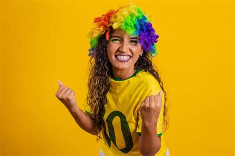 Partidario brasileño fanático de la mujer brasileña celebrando el