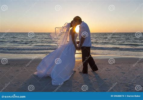 Boda De Playa De Married Couple Sunset De Novia Y Del Novio Foto De