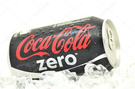 Lata De Coca Cola Bebida Cero Sobre Hielo Foto Editorial De Stock