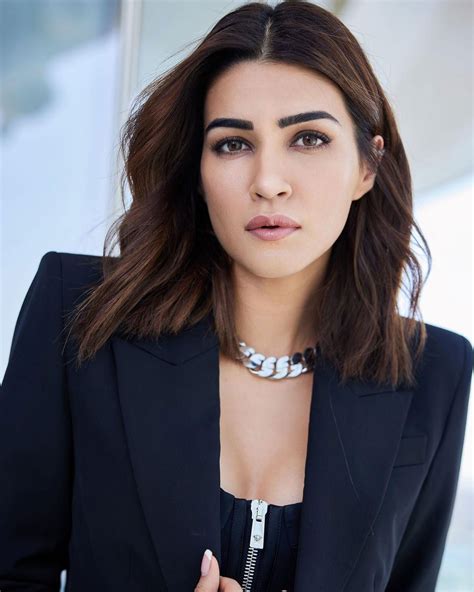 Kriti Sanons All Black Power Suit Emanates The Perfect Boss Lady Vides See Photos