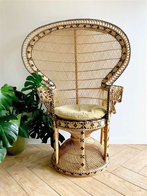 Featured image of post Big Round Wicker Chair - Outdoor wicker rocking chairs, swinging rattan chairs, outdoor wicker furniture sets over the years, rattan and wicker have become an interchangeable term to many, but there is a big difference round wicker chair with metal base: