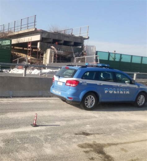 How does autostrade work on l'italia network? Autostrada A14 - Sovrappasso crollato, carreggiate ...