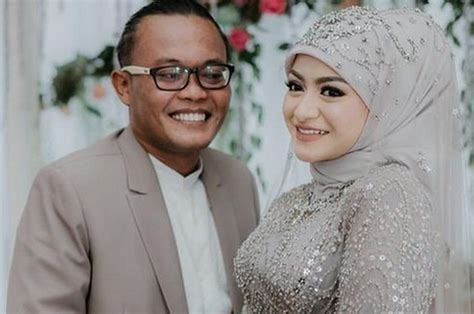 Bagaimana sobat dengan vidio yang kini sedang viral tersebut? Terungkap Sudah Fakta di Balik Kisah Cinta Sule dan ...