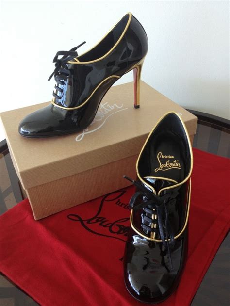 This is the very first site where you can see these hot beauties living their fetish. broad grey stripes scarf / faded light denim / red suede ...