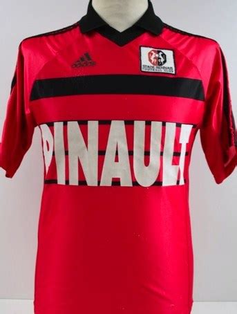 Tous les maillots floqués présents sur foot.fr ont un flocage officiel, identique à celui porté par les joueurs tout au long de la compétition. Rennes Home Maillot de foot 1998 - 2000.