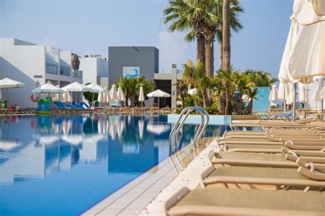 Insula cipru a cunoscut numeroase stăpâniri în decursul istoriei: Cipru Pe Harta : Oferte Hotel Nissi Blu Larnaca Cipru ...