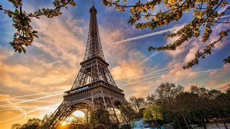 Обои на рабочий стол Эйфелева башня Eiffel Tower на фоне облачного
