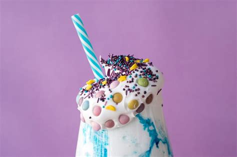 Vista do close up de milkshake com fundo roxo Foto Grátis