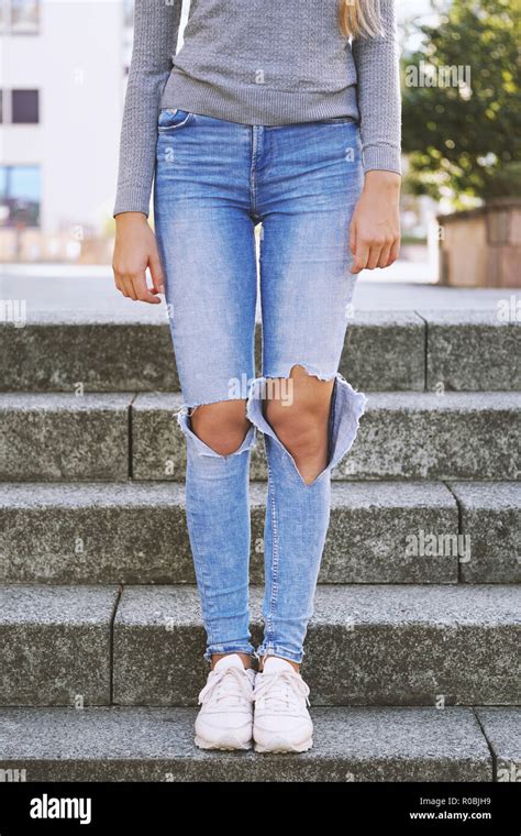 Distressed Jeans Fashion Trend Zerrissene Jeans Mit Löchern Knie Von