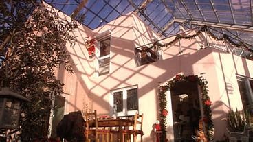 Im haus means in the house. it doesn't refer to any person's house/home in particular. Haus im Glashaus - Ratgeber: Haus + Garten - ARD | Das Erste