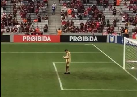 O santos sempre foi muito dedicado, calado, observador, mas um goleiro técnico nos fundamentos da função. Goleiro do Atlético-PR é filmado com celular dentro de ...