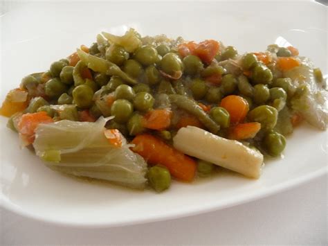 Vierte la salsa sobre las verduras e incorpora las patatas. Bercianita Chef: Menestra de verduras