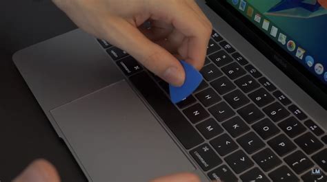 Compressed air is the recommended way to clean your macbook keyboard, as well as the mac and its accessories. How to fix your sticky new MacBook butterfly keyboard ...