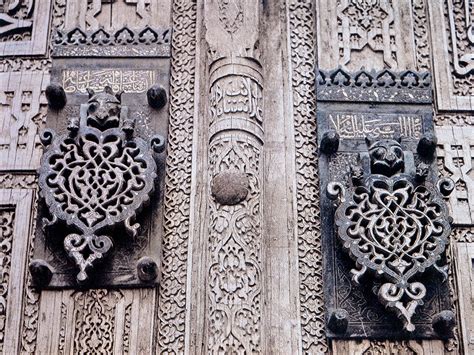 Ancak kısa zamanda ortağının amacının ve esas işin elmaslar olmadığını anlar. Ahmed Yesevi Külliyesi'nin tunç tokmaklı ahşap kapısından ...