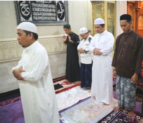 Dalam pelaksanaan shalat tarawih, bilal biasanya ditunjuk secara resmi oleh penyelenggara masjid, atau terkadang bersifat sukarelawan dalam memberi meski begitu, antara satu bilal dengan bilal yang lain bisa berbeda teks/bacaan. Bacaan Bilal Shalat Tarawih Lengkap dengan Jawaban dan Doa ...