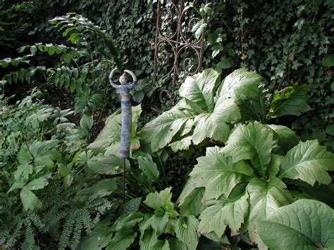 Sollte man niemals an erhöhter position anlegen, da dies unnatürlich wirkt. Schattenbeet mit "Tänzerin" | Rosen beet, Schattenbeet ...