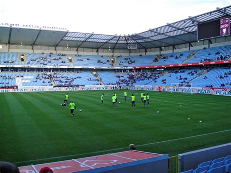 Som ungdom går man billigare på match om man väljer ståplats (alla matcher) eller sittplats på kortsidorna. Swedbank Stadion - Info-stades