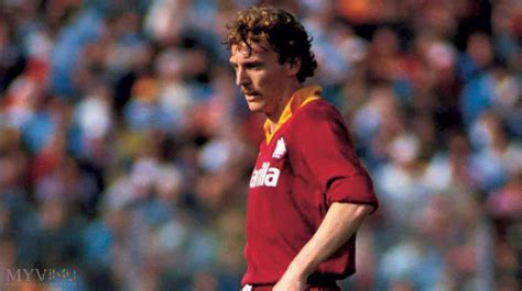 La juventus mi dà l'impressione di essere un po' appagata rispetto agli altri io ho firmato il mio contratto con la roma a metà stagione dopo una chiamata di viola, a torino. 1987/1988 - AS ROMA 11... w Muzeum Piłki Nożnej w MyViMu.com