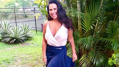 Solange Gomes Posa De Micro Biquíni E Empina O Bumbum 45 Anos E Corpinho De 36