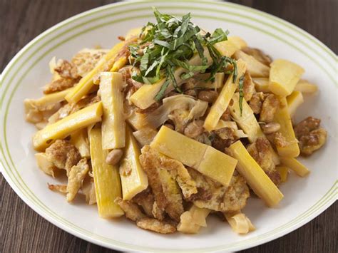 It can be made by boiling sliced fruits, roots, or seeds in honey, mullyeot (rice syrup), or sugar water. 炒桂竹筍 | 料理123