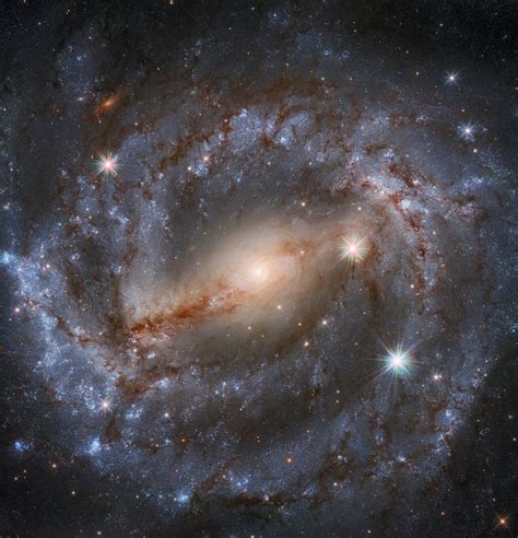 Meet ngc 2608, a barred spiral galaxy about 93 million light years away, in the constellation cancer. Hubble revela galáxia espiral a 60 milhões de anos-luz da ...