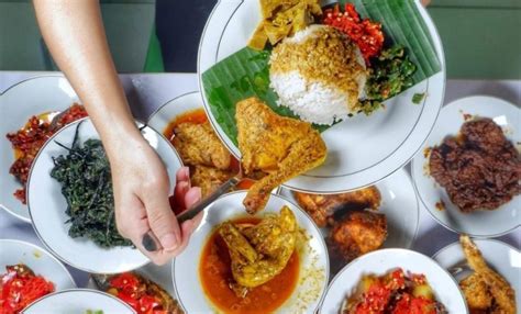 Kuliner khas padang ini memadukan gurihnya daging dendeng dengan sambal merah balado yang pedas. Macam-Macam Wisata Kuliner Tradisional Khas Indonesia