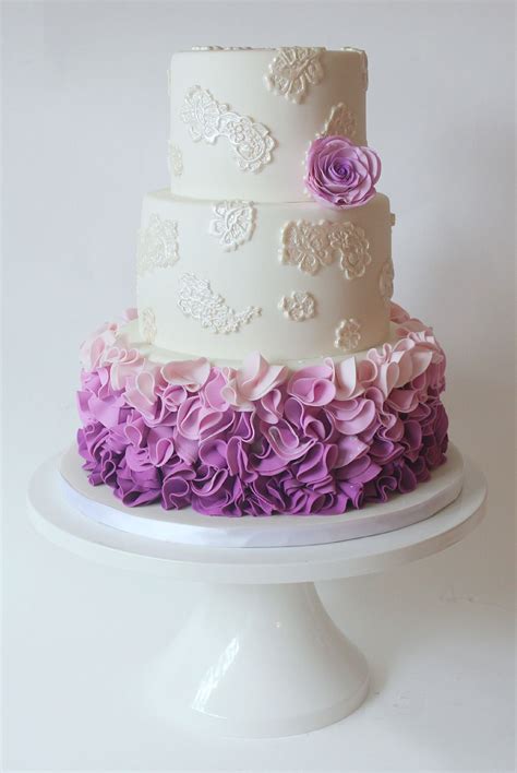 Have you been looking for a cake company in the lafayette, broussard or youngsville, la, area to create a unique cake for your next event? Lace and ruffles wedding cake from La Fabrik à Gâteaux ...