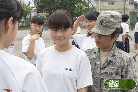 米国人兵士、日本の女子中学生に軍事訓練を指導 中国網 日本語