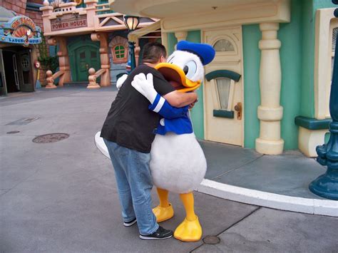 Me Hugging Donald Duck In Toontown Loren Javier Flickr