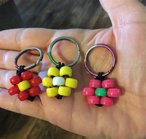 Daisy Keychains Pony Bead Crafts Pony Bead Jewelry Plastic Bead Crafts