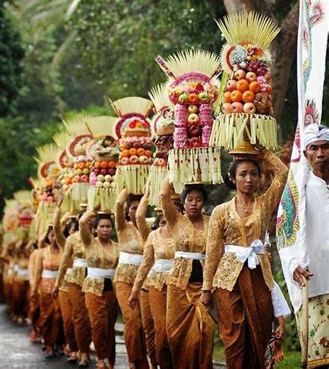 Indonesia is the world's largest country comprised solely of islands. TRADITIONAL RATE IN INDONESIA - BALINESE - TRAVEL