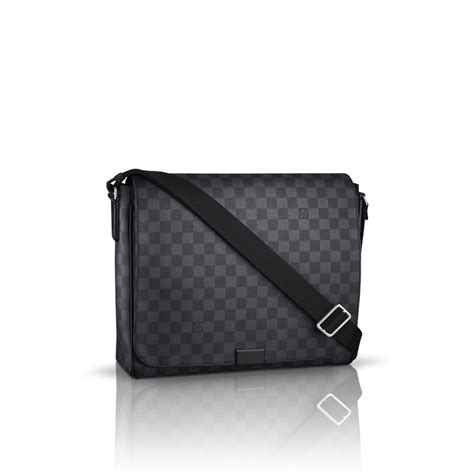 Portez les sacs messenger pour homme à la main, à l'épaule ou croisé grâce à une bandoulière amovible. District GM via Louis Vuitton | Sac bandoulière louis ...